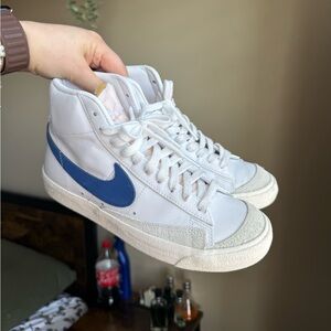 Nike women’s blazer Mid 77